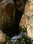 Touhle dírou voda padá do dolní větší jeskyně